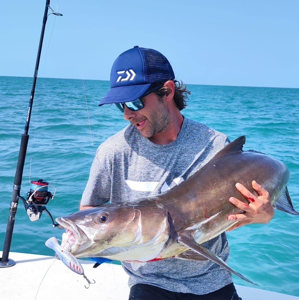 Guide de pêche en action lors d'une sortie en mer au Pays Basque