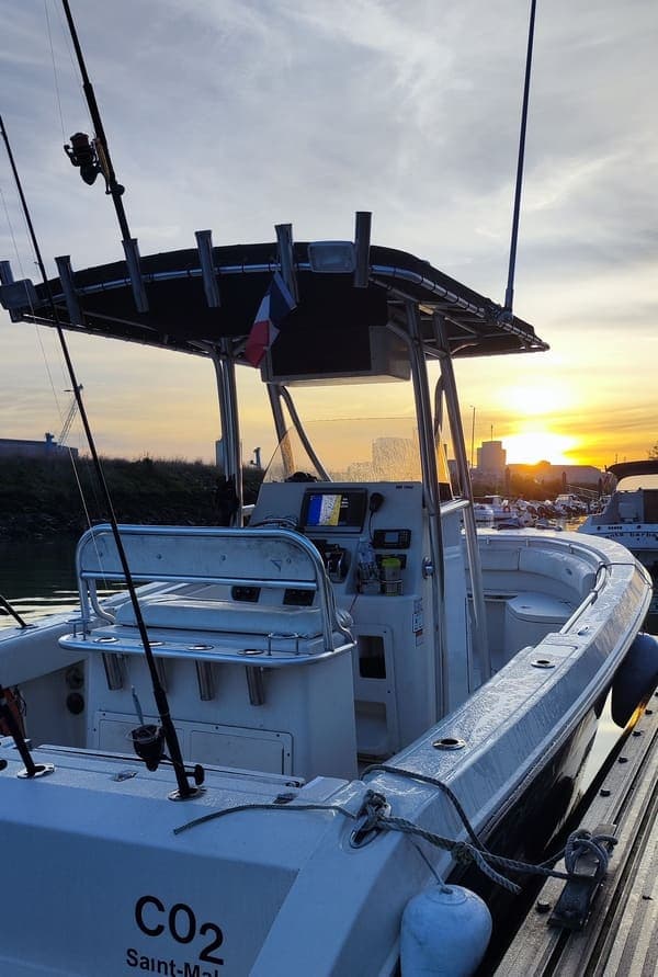 Bateau Cobia 7m20 équipé Daiwa pour pêche sportive